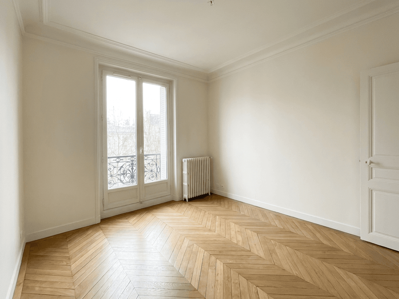 Séjour d'appartement français vide, meublé en home staging virtuel par l'IA — avant